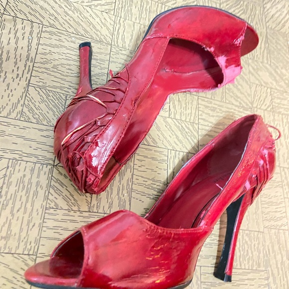 VERY CHEAP RED HIGH HEELS - Picture 2 of 5